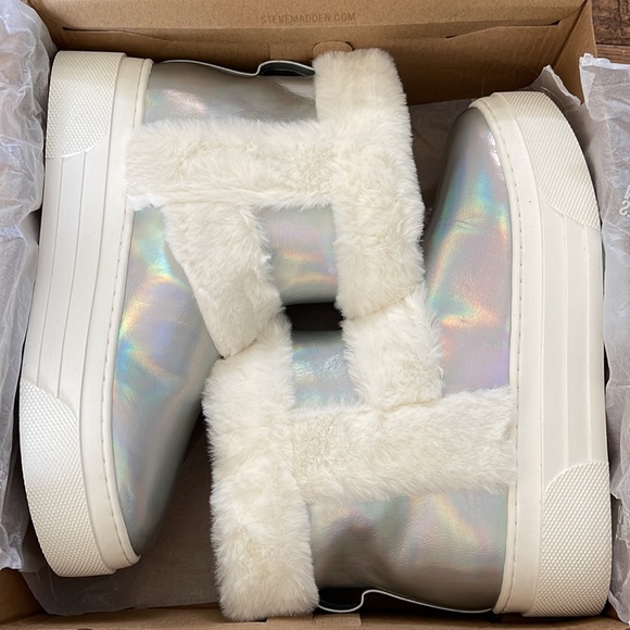 Steve Madden Girls JBuunny Faux Fur Boots in Silver size 5 - Picture 5 of 8